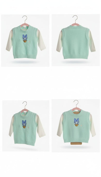 Buzo chaleco verde menta de Deisy con camisa maga larga blanca